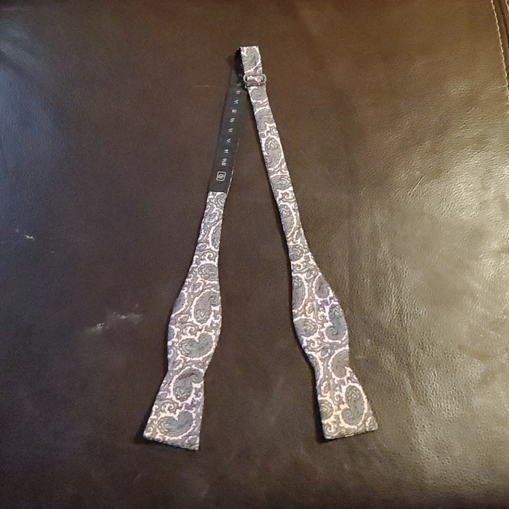Bow tie